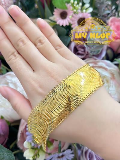 Lắc Kiểu Vàng 610